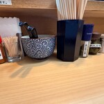 麺堂にしき - テーブル調味料