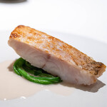 レストラン オオツ - 2025.11 今治藤本さんの白甘鯛 ブールブランソース サラダほうれん草