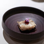 レストラン オオツ - 2025.11 天然キノコのペーストを挟んだいわき梅田水産カマスのベニエ ローゼルのコンフィチュール