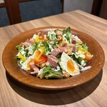 晴れる屋 - 半熟玉子とカリカリベーコンのシーザーサラダ　(税込858円)