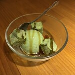全席完全個室 吉蔵 - わらび餅と抹茶のアイス黒蜜かけ　(税込693円)