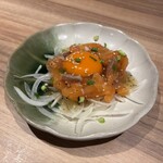 晴れる屋 - サーモンの塩ダレユッケ　(税込858円)