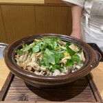 日本料理 e. - 季節のキノコがいっぱいの炊き込み土鍋ご飯