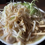 ラーメン貴丸 - 麺は平打ち中太麺　吾輩には充分