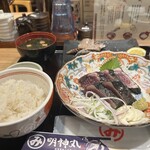 藁焼き鰹たたき 明神丸 なんばセントラルイータリー店 - 塩たたきとハランボ定食　奥の黒い角皿にのっているのがワランボ