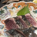 藁焼き鰹たたき 明神丸 なんばセントラルイータリー店 - 塩たたきのアップ