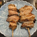 鳥福 - 千葉県水郷の赤鶏（左）となんこつ（右）