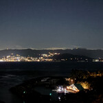 シーフードイタリアン　ポルト - エクシブ初島から見た外観。右下がこのお店で、奥に見える夜景は熱海