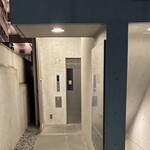 FORNO - 外観　このエレベーターで3階へ