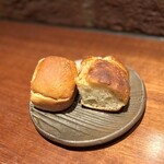 FORNO - 自家製パン2種　ハチミツを練り込んだパン、フォカッチャの2種類