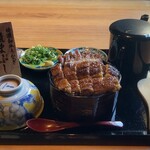 昼だけうなぎ屋 - 和牛うなぎ櫃まぶし（上）。ふんわりと焼き上げられたうなぎに、特選和牛を贅沢にトッピングしたひつまぶしです。