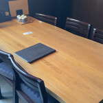 昼だけうなぎ屋 - 各テーブルが半個室になっており、人目を気にせずゆったり過ごせる点も好印象です。