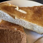 キッシュ - トーストはカリッとふんわりとした食感で、味は可もなく不可もなくといったところ。