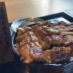 昼だけうなぎ屋 - そのままでも、出汁をかけても美味しい。食べ進めるごとに味わいが変わり、最後まで満足感のある一品です。