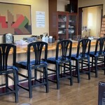 キッシュ - 店内はカウンター席とテーブル席があり、落ち着いてゆっくりできる空間です。