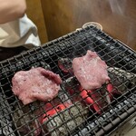 炭火焼 ゆうじ - 焼かれてるタン
