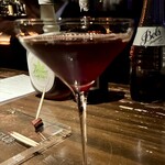 ル・クラブ - 最後の一杯✨名前は無いですが..と。それが嬉しい(〃ω〃)華奢なグラスに真紅な色..高貴な香りと甘さの中に青唐辛子のアクセント。ワインベース、今日イチの一杯でした✨