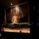 ル・クラブ - 絵画の下の特等席に並んだグラス達✨私達がお店の顔よ✨って言ってるみたいで素敵^ ^笑