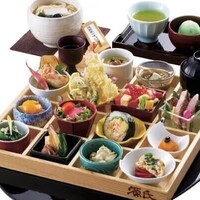 お昼の十六升松花堂弁当