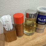 山喜 - 右からコショウ、酢、唐辛子