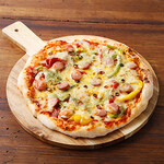 神戸クックワールドビュッフェ - 『ソーセージのアラビアータピザ』
ピリッと辛いトマトソースと香ばしいソーセージが相性抜群！