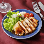 神戸クックワールドビュッフェ - 『ポークステーキ』 ※土日祝限定
豚肉を特製調味料で味付けし、香ばしく焼き上げました。