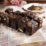 神戸クックワールドビュッフェ - 『キャラメルナッツチョコケーキ』
キャラメリゼしたナッツをチョコレート生地に混ぜ込み焼き上げました♪