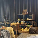 食器と喫茶 岩﨑珈琲店 - 店内、オールドテイストがチラホラ
      左の方に見えるバイクは
      Instagramによると
      バイク好きのオーナーさんらしい⭐️