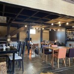 食器と喫茶 岩﨑珈琲店 - 9時過ぎ、お客さんはチラホラ
      このあと、ドドっと入って来ました
      
      写真中央奥に、暖炉があります♪