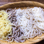 五色そば(左から、ゆず・田舎・けし・せいろ・しらゆき)