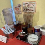 中華そば専門 田中そば店 - 卓上の調味料