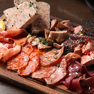 量が選べる自家製のシャルキュトリー◎盛り合わせがおすすめ！