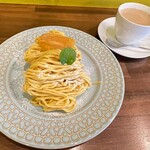 かどでcafe - お皿も素敵だしボリューミーで美味しい安納芋のフレンチトーストでした(๑˃̵ᴗ˂̵) ここにくるもホットオーレも欠かせない！！