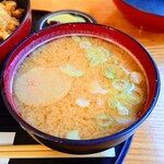 やぶ善 - 超熱々での提供が嬉しい、出汁がしっかりと効いた絶品"お味噌汁"。