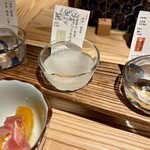 酒肴日和 アテニヨル - 選べる日本酒飲み比べ３種とお通しの柿のコンポート
