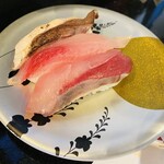 廻転とやま鮨 富山駅前店 本館 - 「氷見ぶり三種」1,089円税込み♫ 氷見ぶり、氷見ぶり天身、氷見ぶり炙り♫