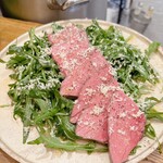 メロウ - 牛ハツカルパッチョとルッコラのサラダ