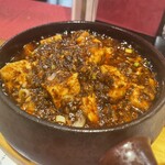 酒肴日和 アテニヨル Little China - 陳　麻婆豆腐。花椒が効いていて辛いですが美味しい。
