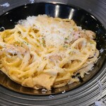 鉄板焼とワイン F.L.a.T - ②ジェノベーゼクリーム(ベーコン&チーズ&占地&舞茸入り)のパスタ