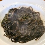 鉄板焼とワイン F.L.a.T - ③烏賊墨(烏賊&蕃加入り)のパスタ