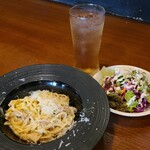 鉄板焼とワイン F.L.a.T - ①シーザーサラダ(赤縮緬萵苣&萵苣&千切り紫甘藍&人参、シーザーサラダドレッシング)
      ②ジェノベーゼクリーム(ベーコン&チーズ&占地&舞茸入り)のパスタ
      お飲み物《セットドリンク》①ジンジャーエール