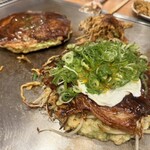 お好み焼 きじ - 豚玉（お餅トッピング）　と　豚もやし