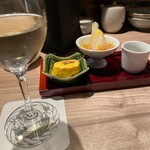 天婦羅と刺身 板前料理 魚天 - お通し　右は牡蛎のスープ、まず胃を温めてから～