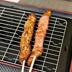 九州屋 - 左とりつくね、右チーズベーコン