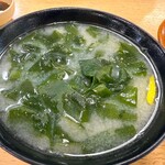 活魚料理 びんび家 - ワカメ汁