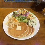 カフェ マチルダ - エビとアボカドタルタルパンケーキ