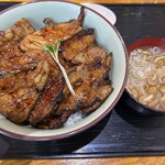 炭火焼豚丼 とんび - 料理写真: