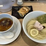 RAMEN ASHITAMO - 昆布水つけ麺(肉あり)醤油、餃子