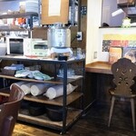 ポンレヴェック - レストランスペースにはウォーターサーバーやトースター、パンナイフまで置いてあります