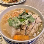 ガイヤーン・クンミー - 鶏肉のクリアースープラーメン